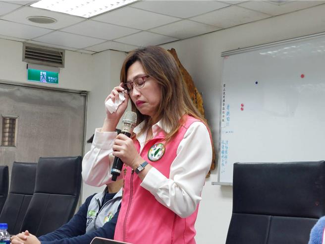 民进党新北市议员张嘉玲9日下午在新庄区跑行程时，被1名医师强拉手亲吻，她今开记者会还原当天状况，谈及被性扰扰一度哽咽。（陈慰慈摄）