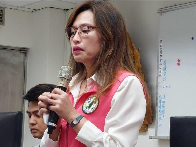 民进党新北市议员张嘉玲9日下午在新庄区跑行程时，被1名医师强拉手亲吻，她今开记者会还原当天状况，谈及被性扰扰一度哽咽。（陈慰慈摄）