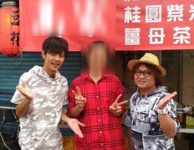 劉姓惡保母妹妹(圖中)開心和藝人納豆和阿翔拍照。(翻攝網路)