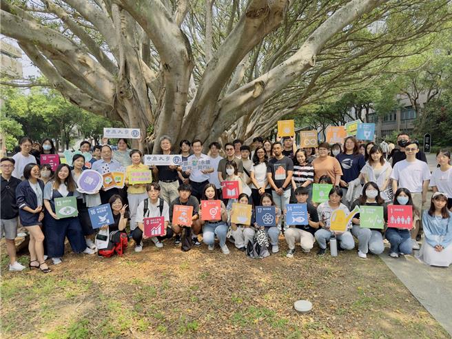 中原大學推動環境永續不遺於力，是全台首間調查校園樹木碳匯及空汙去除量的大學。（中原大學提供／呂筱蟬桃園傳真）
