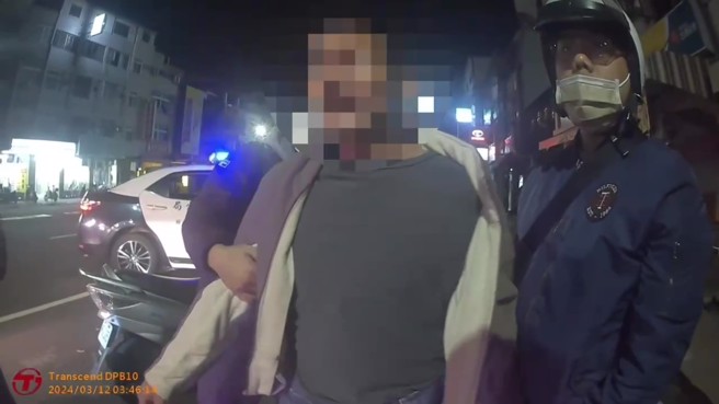 高雄1名53歲林姓男子，欲向27歲曾姓男子借錢，2人相約鼓山區青海路借貸，見面後林男卻持槍搶走車輛、現金6、7萬及手機四支，警方獲報後於5小時內將林嫌緝捕到案。（圖／翻攝畫面）