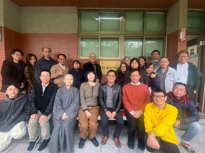 玄奘大學AI種子教師課程師生於AI培訓中心外合照。(照片/玄奘大學提供)