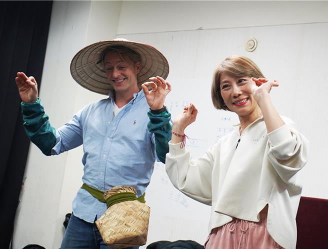 法比欧（左）将舞台剧处女秀献给郎祖筠与春河剧团。（春河剧团提供）