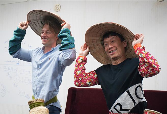 郭子乾（右）对法比欧的表现讚誉有佳。（春河剧团提供）