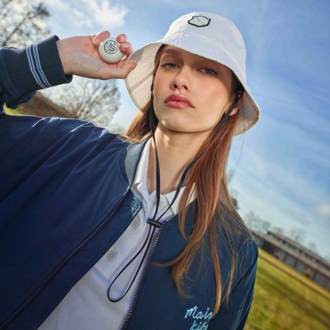 Maison Kitsuné Golf支线，海军蓝后侧高球狐狸头棒球外套，4万680元。 （Maison Kitsuné提供）