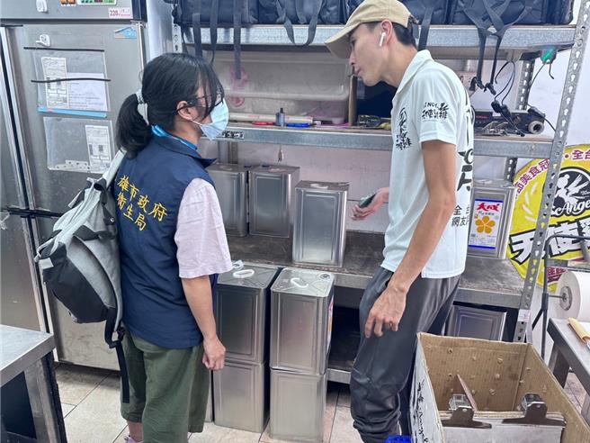 高雄知名天使雞排，去年遭民眾檢舉部分調味料過期，高雄市衛生局前往稽查開罰24萬。（衛生局提供／任義宇高雄傳真）