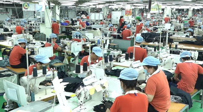 台湾户外机能服大厂光隆位于越南的工厂，因导入Femas HR云端人资系统，企业竞争力有效获得提升，在数位转型上跨出成功的一步。（锋形科技提供／洪凯音台北传真）