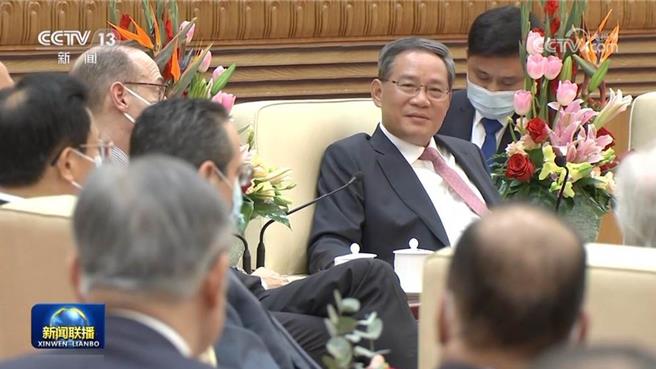 圖為大陸國務院總理李強去年在北京會見出席中國發展高層論壇2023年年會的境外代表。（翻攝自大陸央視新聞聯播畫面）