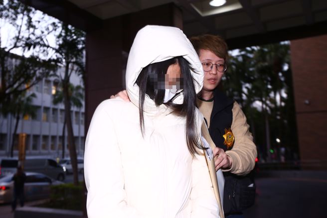 台北市发生1岁10个月刘姓男童遭虐致死案，儿福联盟陈姓女社工（中）12日移送北检复讯。（邓博仁摄）