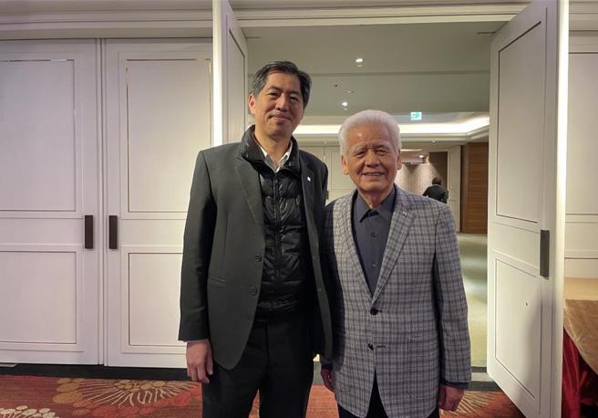 长虹去年EPS 6.32元，董事会大方配发股利达现金5.5元，为近3年最高。图为长虹建设董事长李文造(右)及总经理李耀中(左)。图∕蔡惠芳