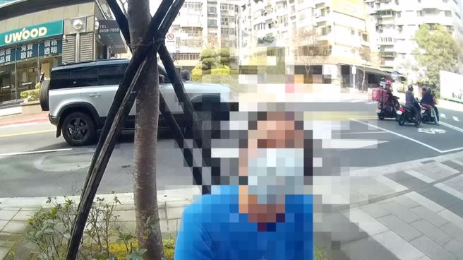 台北市1名76歲李姓婦人，日前手持拐杖坐於路旁木椅上，眼神徬徨，疑似忘記返家路，民眾發現報案，員警到場後協助查證身分攙扶李婦徒步返家，家屬倍感謝意。（圖／警方提供）