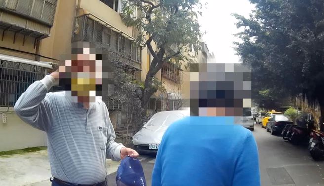 台北市1名76歲李姓婦人，日前手持拐杖坐於路旁木椅上，眼神徬徨，疑似忘記返家路，民眾發現報案，員警到場後協助查證身分攙扶李婦徒步返家，家屬倍感謝意。（圖／警方提供）