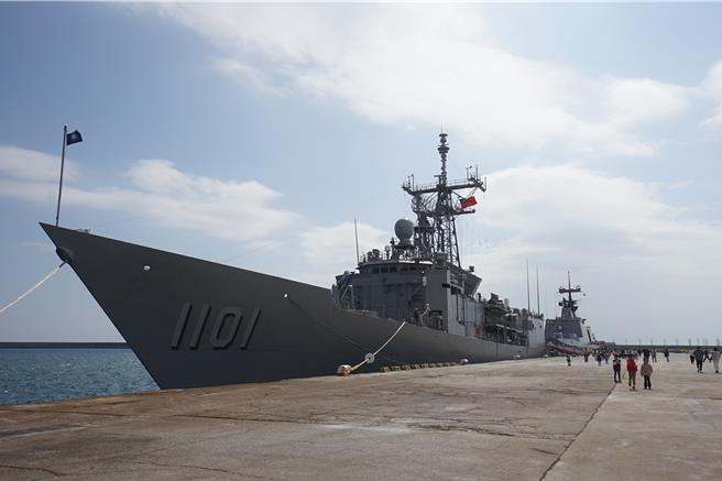 海軍敦睦遠航訓練支隊今起1連2天靠泊花蓮港，吸引大批民眾前往參觀。（羅亦晽攝）