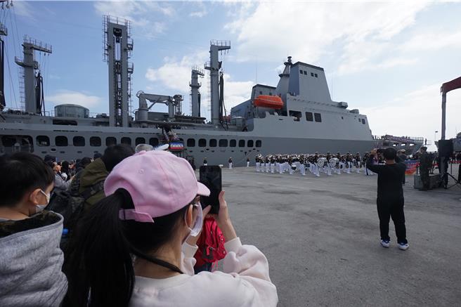 海軍敦睦遠航訓練支隊今起1連2天靠泊花蓮港，吸引大批民眾前往參觀。（羅亦晽攝）
