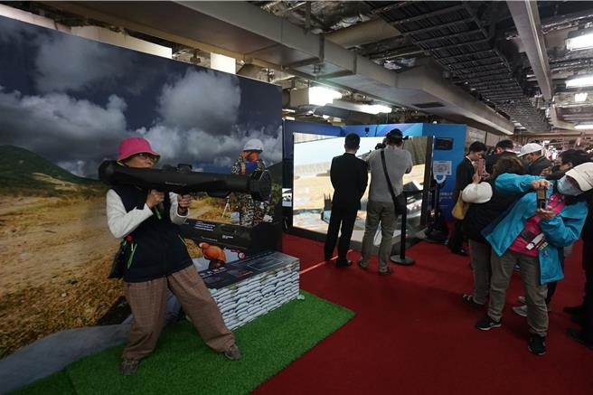 海軍敦睦遠航訓練支隊今起1連2天靠泊花蓮港，吸引大批民眾前往參觀。（羅亦晽攝）