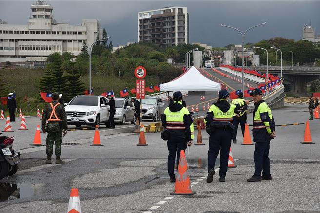 海軍敦睦遠航訓練支隊今起1連兩天靠泊花蓮港，花蓮港務警察總隊結合花蓮縣警察局及軍方人員，投入交通疏導及安全維護，確保活動順利。（花蓮港警總隊提供／羅亦晽花蓮傳真）