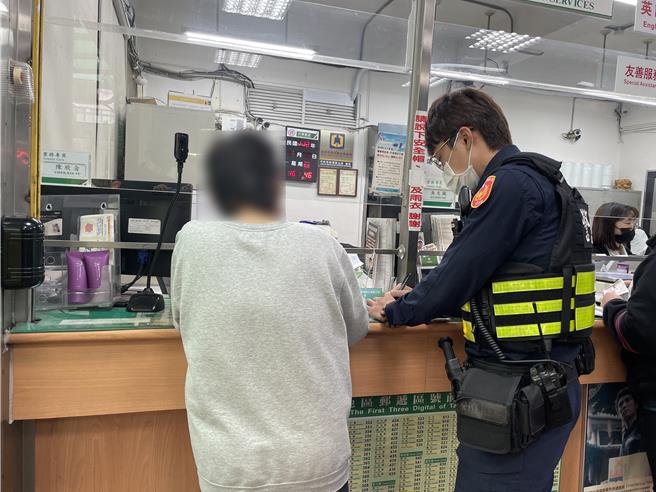 鹿港警分局外中派出所員警日前執行轄區守望勤務時，接獲福興鄉某金融機構行員通報趙姓婦人提款64餘萬元，疑遭詐騙，員警到場關懷。（警方提供／孫英哲彰化傳真）
