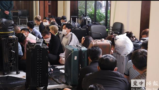 柬埔寨搗毀兩電詐園區抓獲台籍嫌犯將遣送大陸。圖為西港2電詐園區被端，近500人被抓 。（柬中時報）