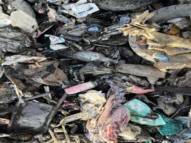 環保局分析火災殘留物，每一抓斗約有4.9公斤易燃物如瓦斯罐、高壓氣罐等。（取自環保局簡報∕呂妍庭嘉義傳真）