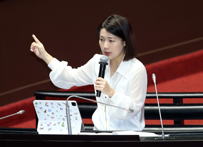 立委徐巧芯12日在立法院质询中，质疑过去台湾民主基金会的政党补助被拿去从事政党选举活动？（姚志平摄）