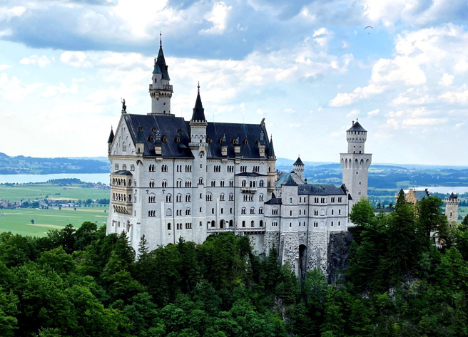 2名美籍華裔女子2023年6月遊德國新天鵝堡期間遭美國男子推下山谷，釀成1死1重傷，德國法院11日判處美男終身監禁。（資料照／路透社）