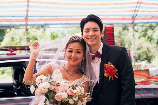 「菜市場天菜」林柏宏（右）在片中娶回「鳳梨公主」張雅玲。（伯樂影業提供）