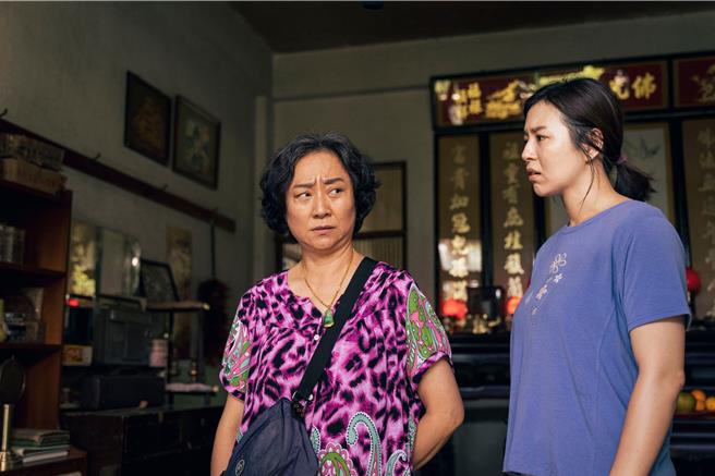 楊麗音（左）飾演劉品言姑姑，打理家中大小事。（伯樂影業提供）