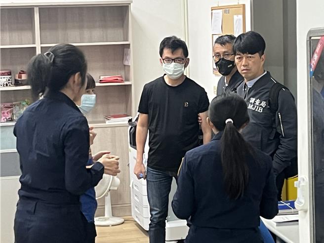李男（右三）遭检方传唤后，就随即和太太吴克敏离婚，动机不明。今日上午手机还关机，检方认为不单纯，立刻发布拘提，员警随后找到李男并将其带回侦讯。（袁庭尧摄）