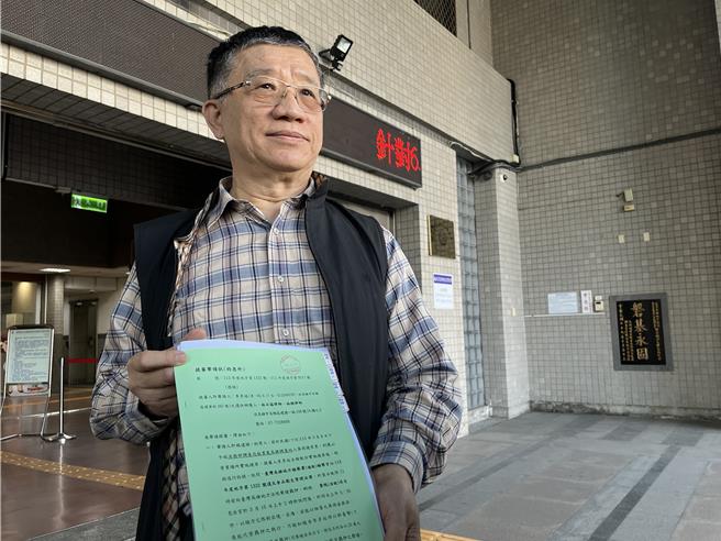 律师林石猛傍晚已至高雄地院声请提审，呼吁法官维护人权自由，释放被非法逮捕的李男。（袁庭尧摄）