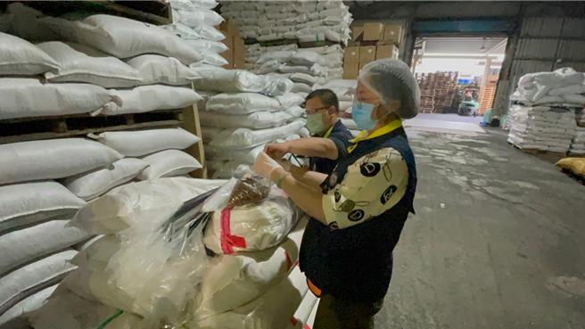 桃园市卫生局2月21日至保欣公司龟山仓库抽验大陆进口辛香料4件，其中1件八角茴香检出残留农药超过容许量，另1件肉桂初步检出有重金属反应，已移请来源所辖卫生局后续办理。（桃园市卫生局提供）