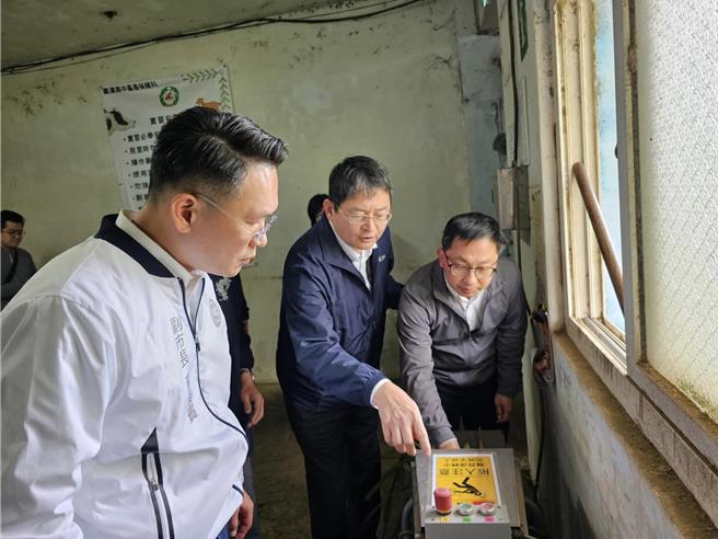 桃园市劳动局协助教育局，盘点学生实习场域的工作流程和设备是否符合安全保障，共揪出349项缺失逐一改善，图为副市长苏俊宾（左一）率队前往复查。（桃市府提供／蔡依珍桃园传真）