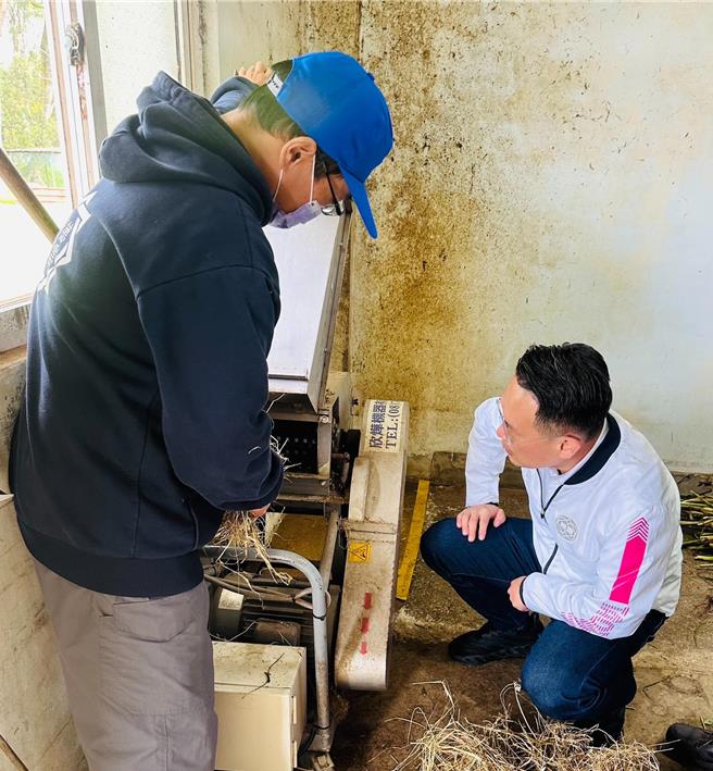 桃园市劳动局协助教育局，盘点学生实习场域的工作流程和设备是否符合安全保障，共揪出349项缺失逐一改善，图为副市长苏俊宾（右一）率队前往复查。（桃市府提供／蔡依珍桃园传真）