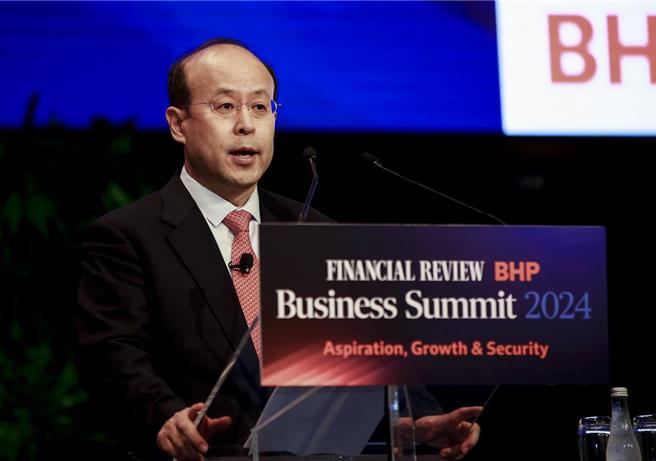 大陸駐澳大使肖千稱對澳葡萄酒關稅複審調查進展順利但未證實3月解禁。圖為3月11日肖千在澳洲商業峰會上發表主旨演講。（新華社）