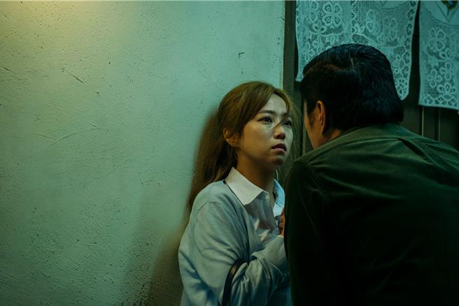 鄭茵聲在電影《鬼天廈》中慘被惡房東性騷擾。（華映提供）