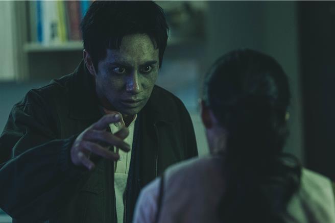 潘君侖在《鬼天廈》靠特殊化妝變成中邪模樣。（華映提供）