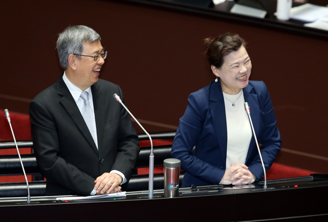 經濟部長王美花（右）與行政院長陳建仁（左）12日在立法院答詢。（姚志平攝）