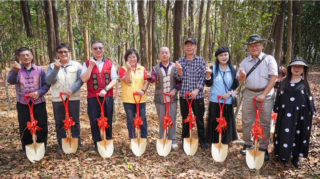 茂管處在新威森林公園辦理「植樹節-漫步新威植愛茂林」活動，現場除許多民眾參與外，茂管處也邀請國際口足畫家楊恩典、六龜育幼院院長楊子江、六龜區長陳昱如等人共同為活動揭開序幕，共啟響應植樹節種樹苗護地球活動。（茂管處提供／林雅惠高雄傳真）