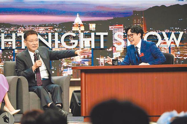 赵少康(左)上贺珑(右)脱口秀节目《贺珑夜夜秀》效应，拓宽不少在年轻人圈子的声量。（图／萨泰尔娱乐提供）