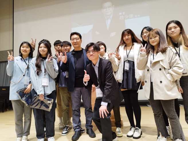 赵少康(中)重启校园巡迴座谈第一站来到台北大学，反应热烈，会后与学生们合影留念。（图／取自赵少康脸书）