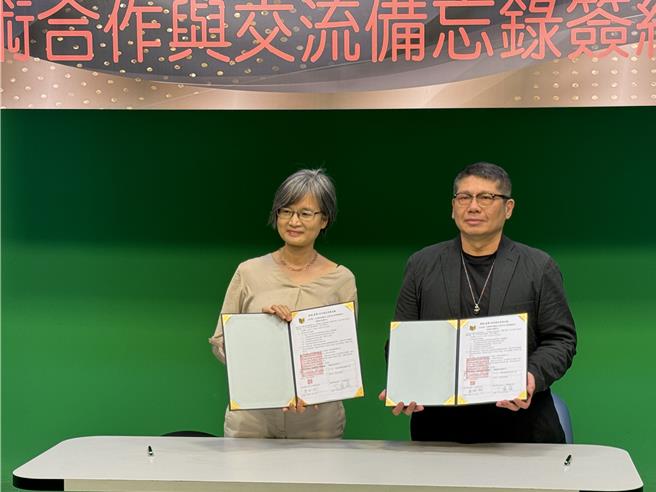 高流与文藻外大、树德科大、南臺科大推动产学合作，提供学生深度参与南部文创产业，首场签约仪式由高流执行长丁度岚（右）、文藻外大传播艺术系主任连俐俐（左）代表签署。（任义宇摄）