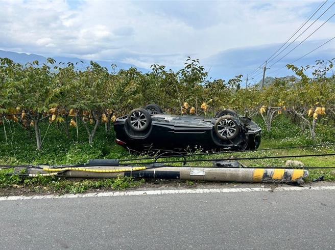 陈正笙酒后上路，擦撞路旁车辆后自撞电线杆，连人带车摔落果园。（台东警察分局提供／萧嘉蕙台东传真）