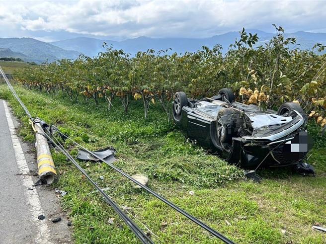 台东县卑南乡东38线昨下午发生车祸，黑色轿车翻落路旁释迦园，车轮朝天，驾驶陈正笙酒测值超标。（台东警察分局提供／萧嘉蕙台东传真）