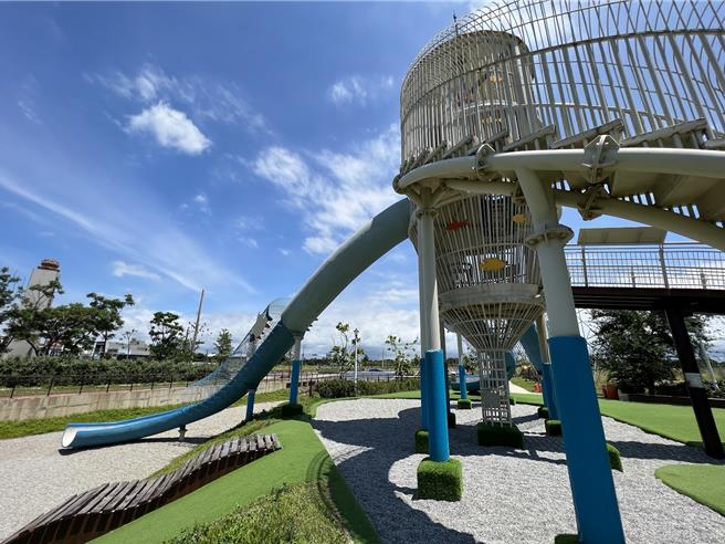 桃园观音水之丘主题公园，刺激的三楼高滑水道溜滑梯一推出就吸引许多网红或亲子部落客踩点。（蔡依珍摄）