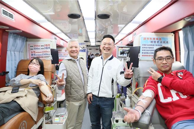 大大數位基金會董事長戴永輝、桃園市副市長蘇俊賓號召集團齊捐血。（大大提供）