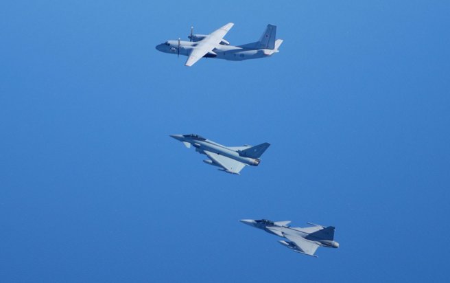 瑞典JAS-39与德国颱风战机，一起目视拦截俄罗斯的An-26运输机。(图/NATO)