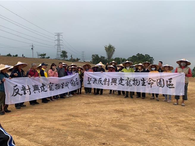 竹山鎮民近日前往照鏡山一處山坡農地拉布條抗議，指控殯葬業者整地擬設置寵物殯葬園區，恐影響照鏡山茶區的茶葉銷售。（民眾提供／楊靜茹南投傳真）