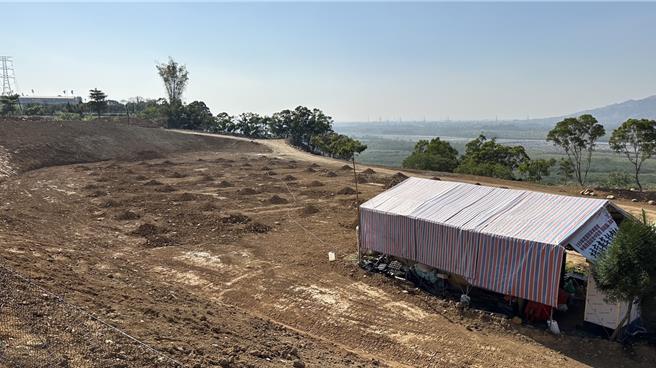 南投縣農業處指出，業者沒有申請施設寵物生命園區，僅申請山坡地簡易水保設施，現場會勘有擴大開挖情況將開罰。（民眾提供／楊靜茹南投傳真）