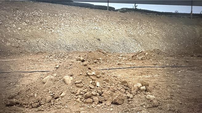 竹山鎮民指出，業者擬興建寵物生命園區，連基柱都施設好了，疑似心虛將基柱用土埋起來。（民眾提供／楊靜茹南投傳真）
