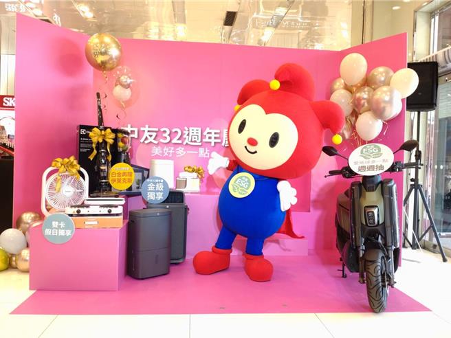 中友百货3月14日起至4月17日举办32周年年庆祭出多项优惠。（冯惠宜摄）