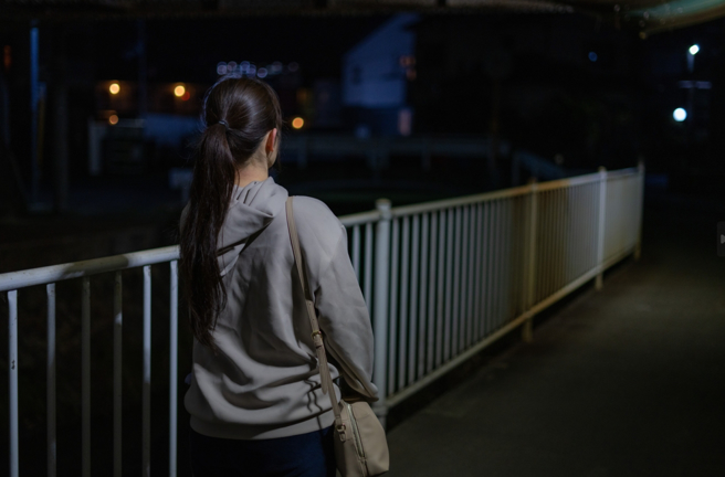 中年男疑愛慕小20歲少女，多次跟蹤傳訊「跟我約會」遭逮。（示意圖：shutterstock／達志）